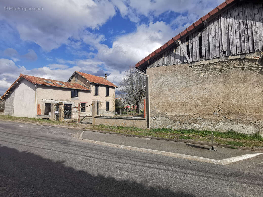 Maison à SAINT-CLEMENT-DE-REGNAT