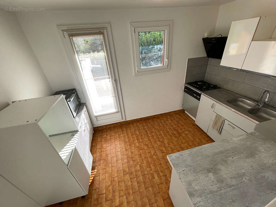 À vendre : Appartement  avec Jardin Cave et Parking 3 pièces à Aix-en-Provence - Les Milles - photo 3
