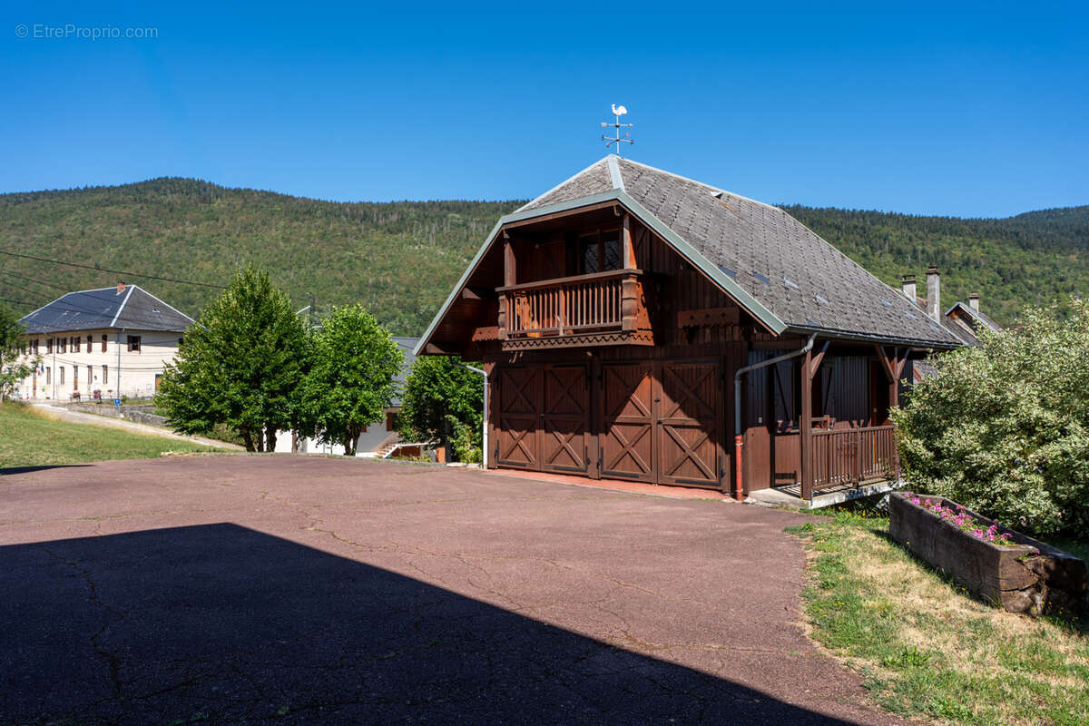 Le Noyer - Ferme rénovée de caractère - potentiel de 336m2 habitable - 2.630m2 de terrain plat - photo 3