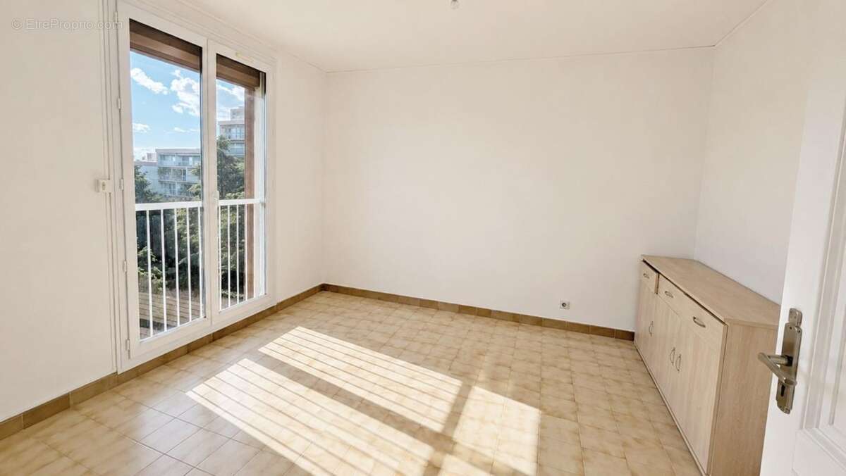 SALON DE PROVENCE (13)  appartement T3 (2 chambres) de 70 m² très lumineux - photo 9