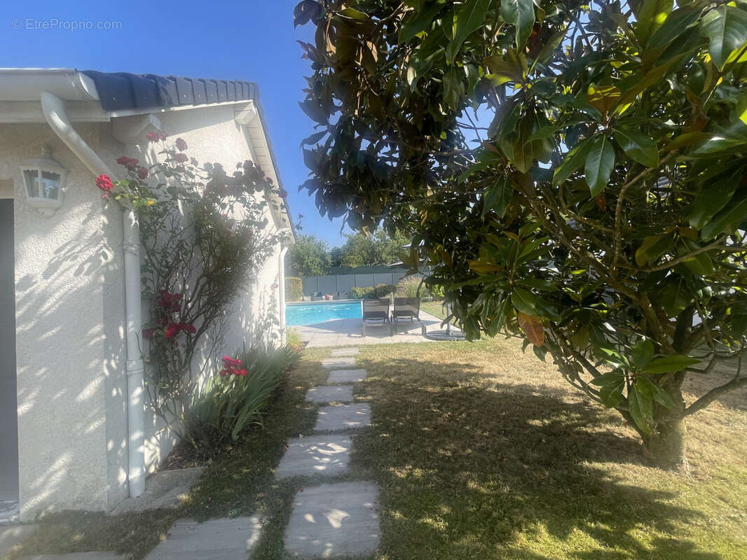 Maison à SAINT-GERMAIN-LESPINASSE