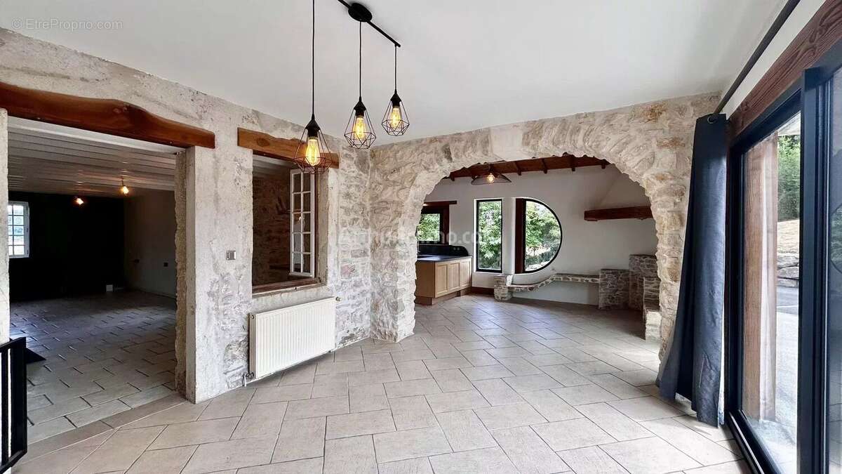 Maison à SAINT-VICTOR-DE-MORESTEL