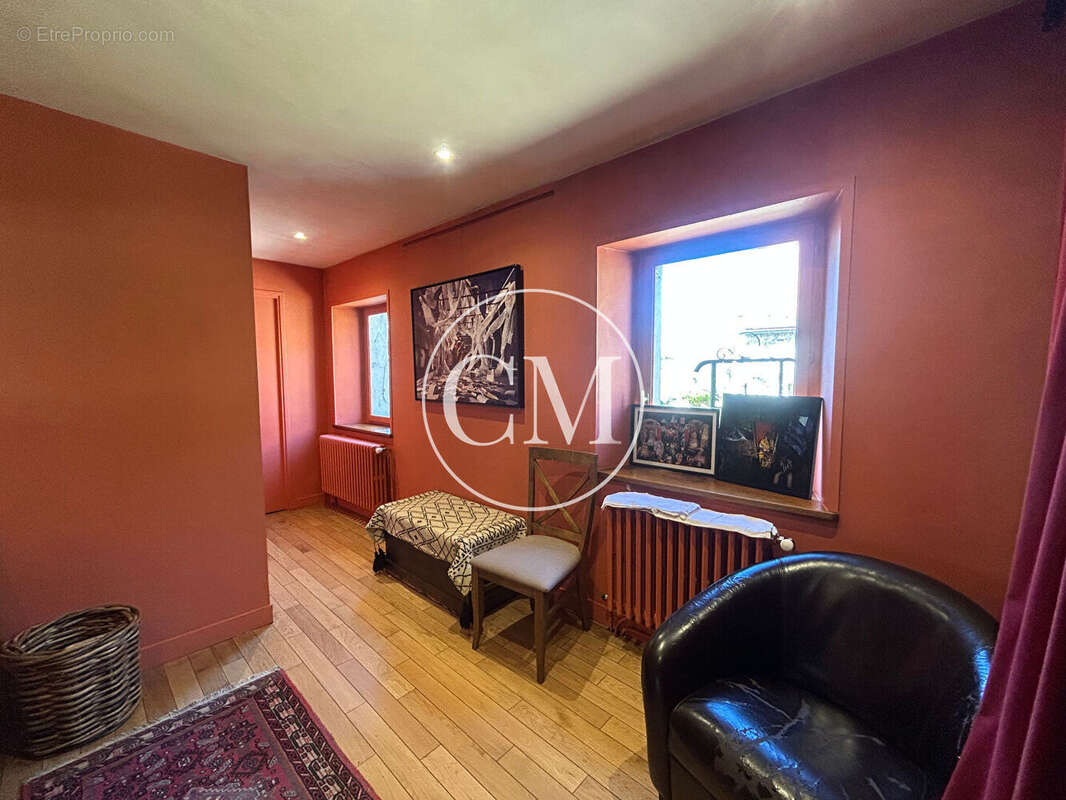 Commerce à LES MESNULS