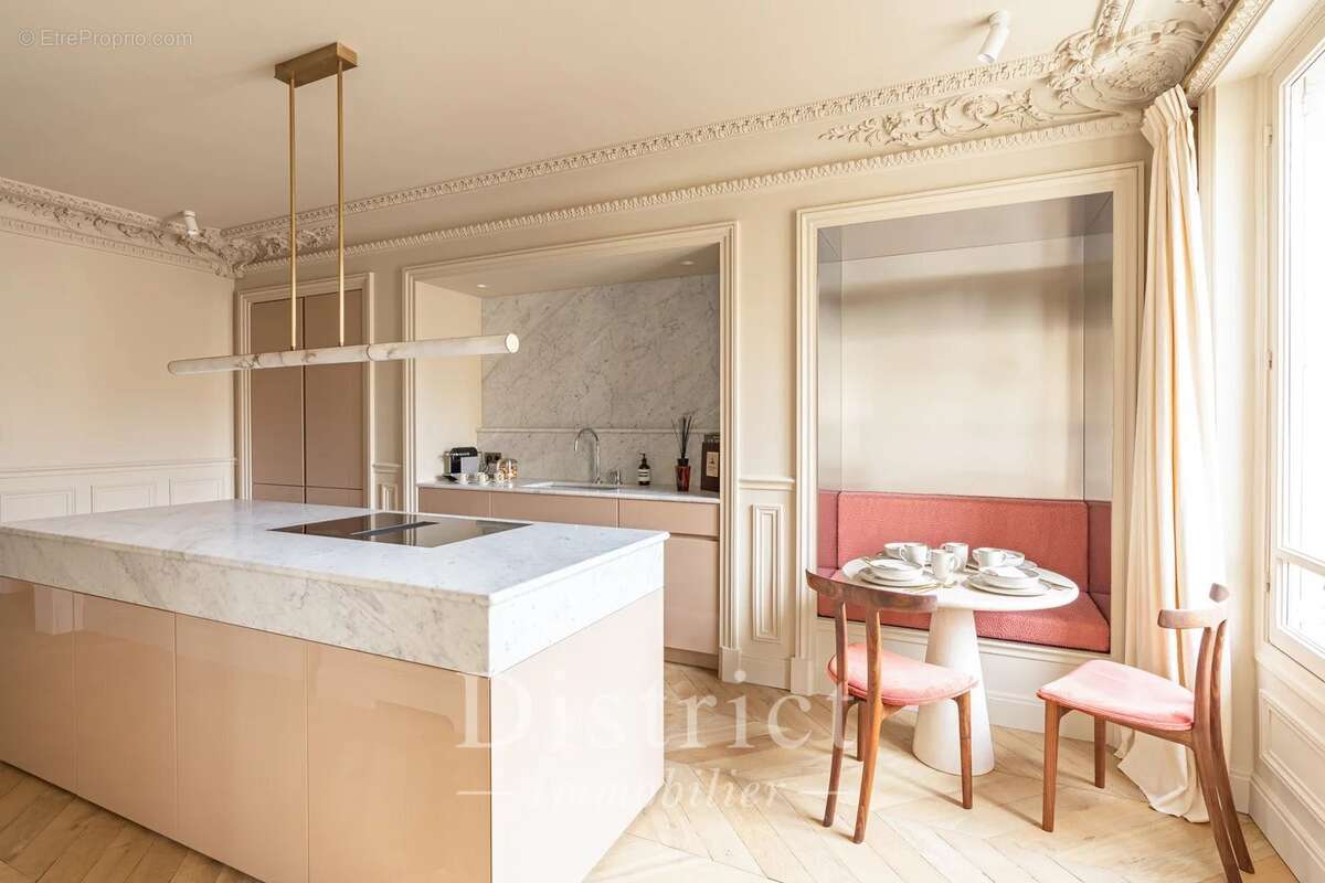 Appartement à PARIS-16E