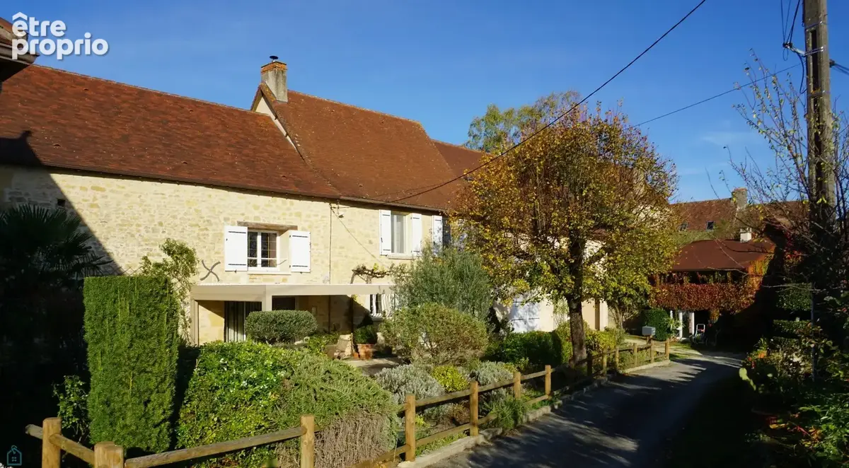 Spacieuse maison en pierre située dans un village historique. - photo 2
