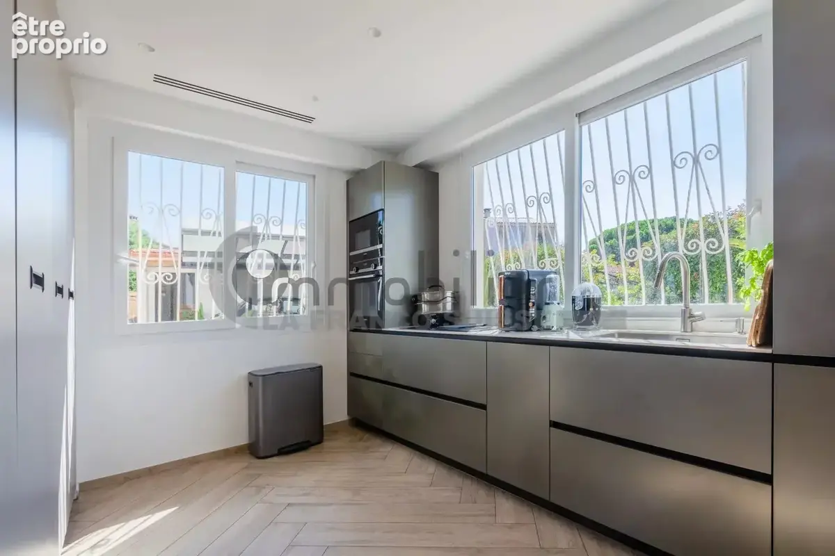Appartement de 118m² avec piscine privative, terrasse, jardin et stationnements - photo 10