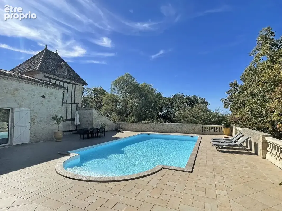 Une maison en pierres autour de sa piscine - photo 18