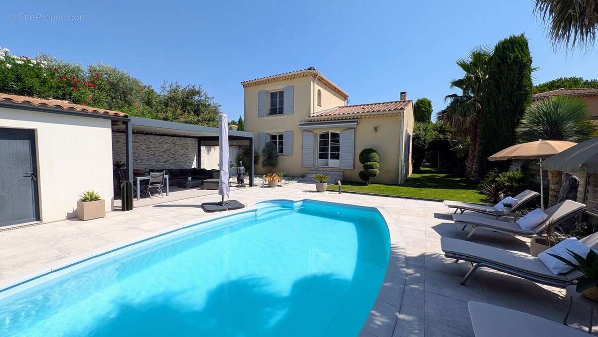 Maison à ENTRAIGUES-SUR-LA-SORGUE