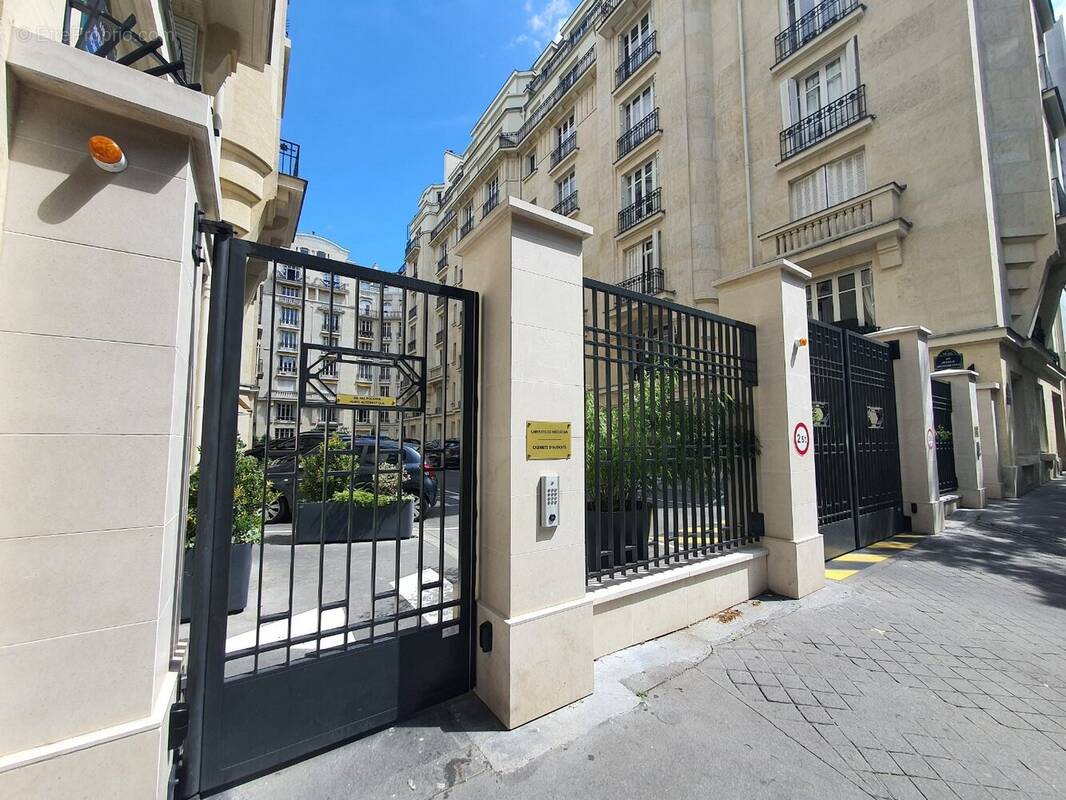 Appartement à PARIS-16E