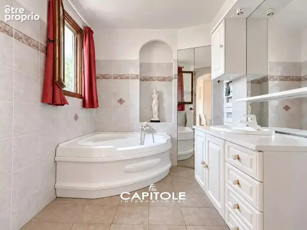 Antibes - Villa Provençale 6 pièces d'env. 188 m² avec un 2 pièces indépendant, terrain de 1 525 m² avec piscine,  pool house et - photo 11