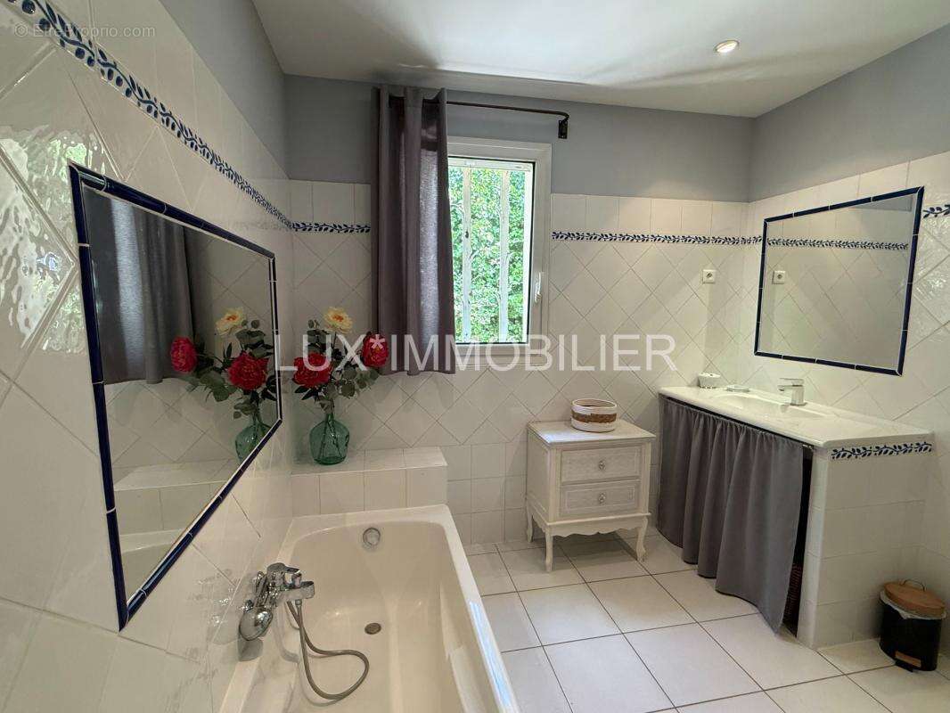 Noves - villa d'architecte, piscine pool-house, centre calme - photo 9