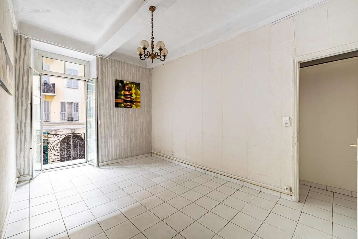 Nice - Le Port - Appartement 2 pièces à rénover, avec balcon - photo 3