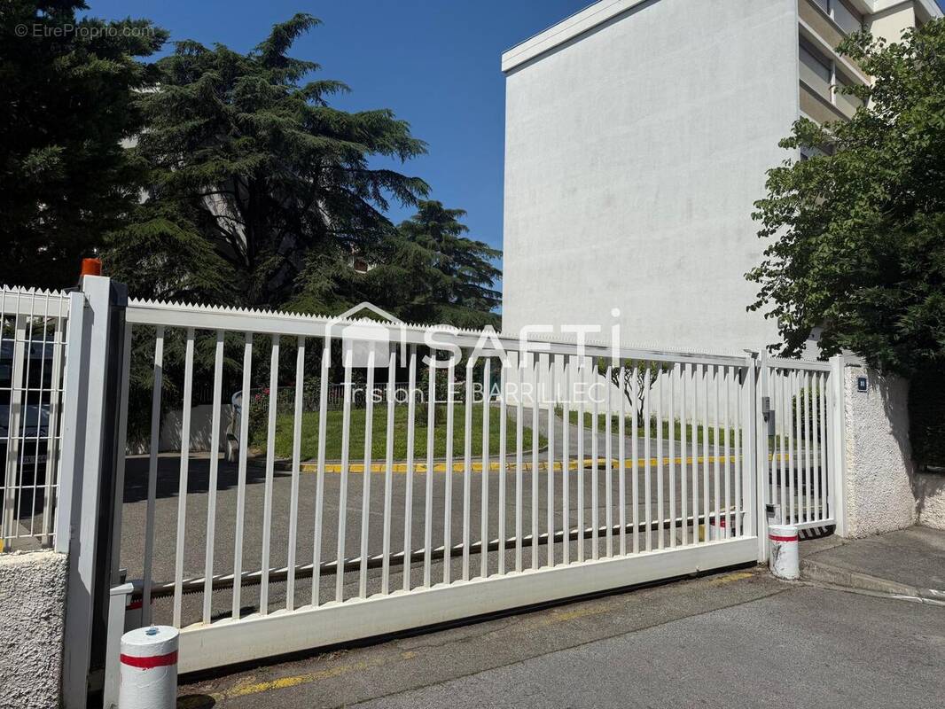 Photo 1 - Parking à NIMES