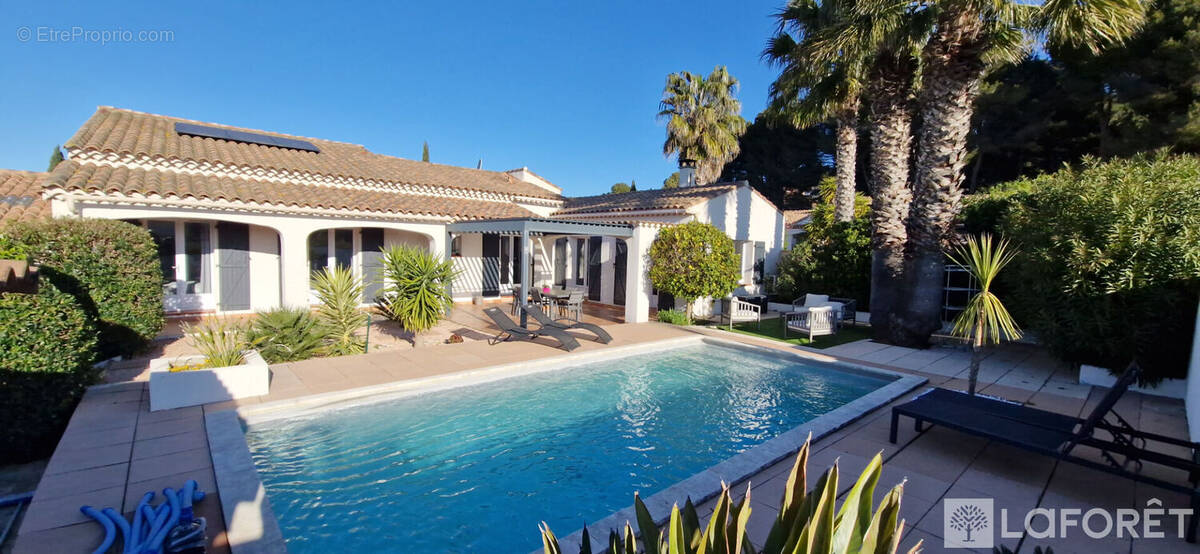 Maison à SAINT-MITRE-LES-REMPARTS