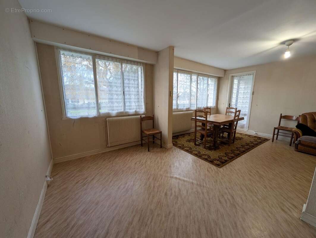 Appartement à LES CLAYES-SOUS-BOIS