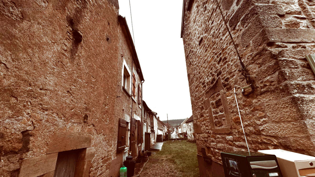 Maison de village comprenant deux logements indépendants située à Dornecy (58530) pour un prix de 77 000 € fra - photo 4