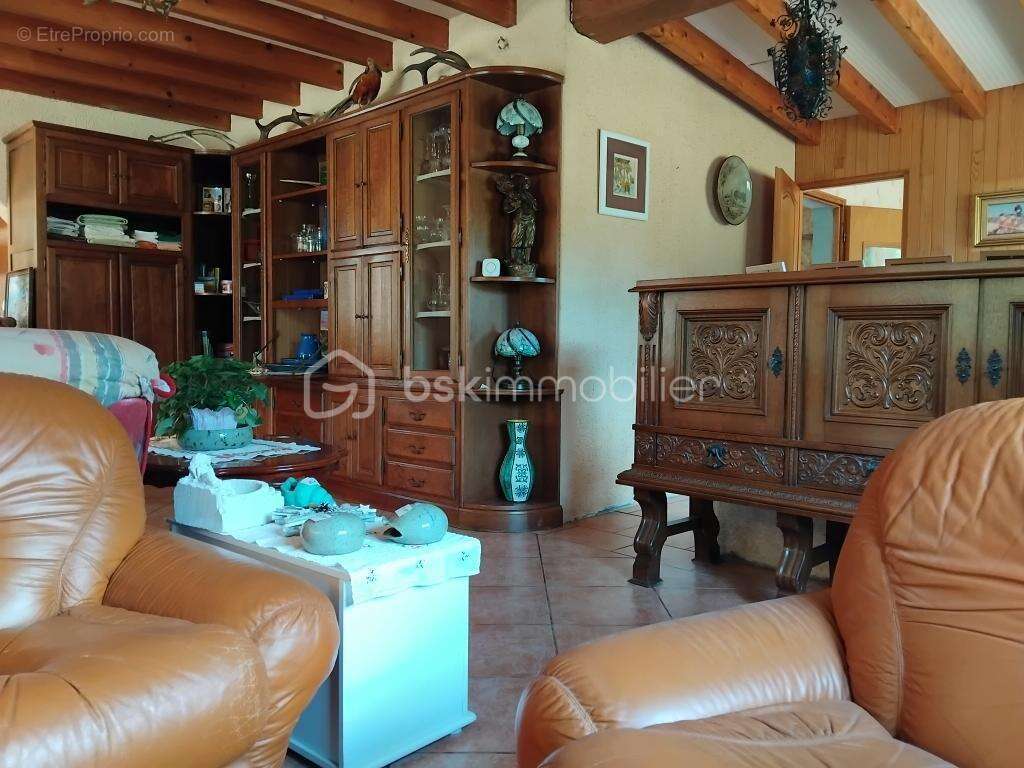 Maison avec garage et grange sur 8000m2 de terrain - photo 8