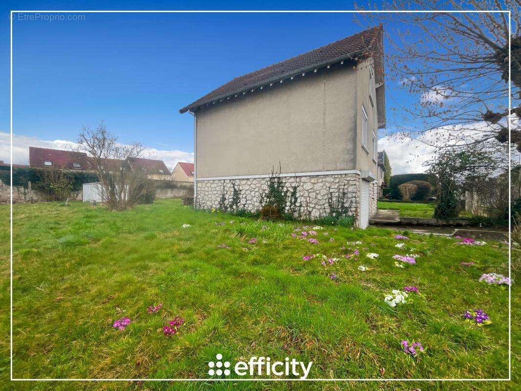 Terrain à FONTENAY-TRESIGNY