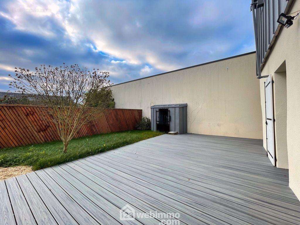 ... d'une belle terrasse exposée Sud avec un espace pelouse. - Maison à ANGERS