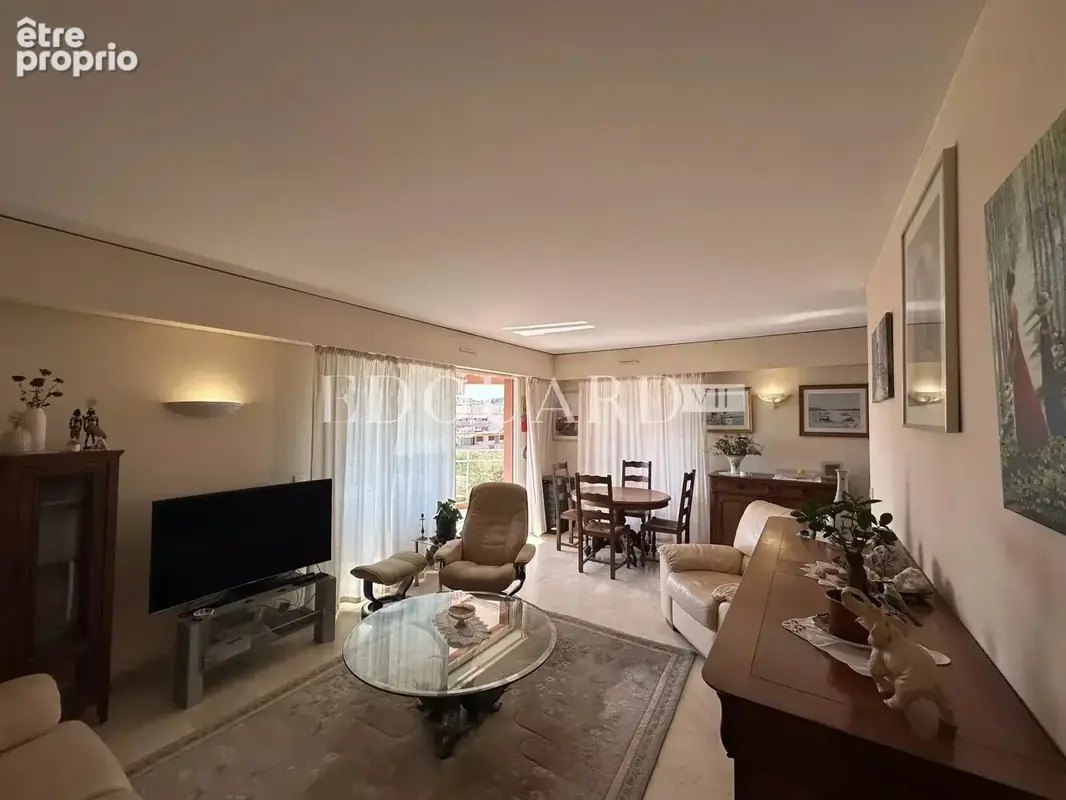Dans immeuble de standing avec piscine, en exclusivité trois pièces avec vaste terrasse et garage - photo 4