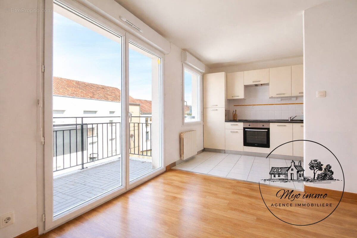 salon vue cuisine semi ouverte - Appartement à INDRE