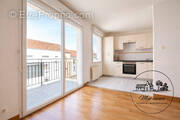 salon vue cuisine semi ouverte - Appartement à INDRE