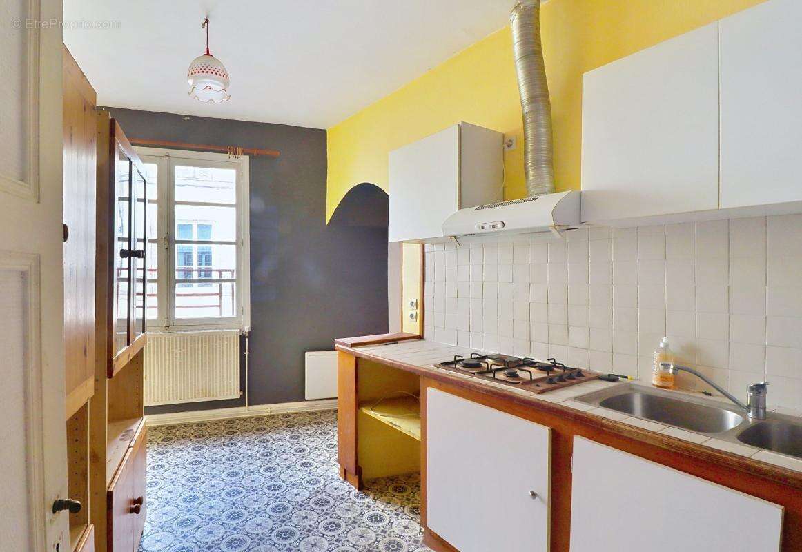 Jonzac centre – Immeuble 145 m² à rénover – Entre Place du Marché et Mairie - photo 5