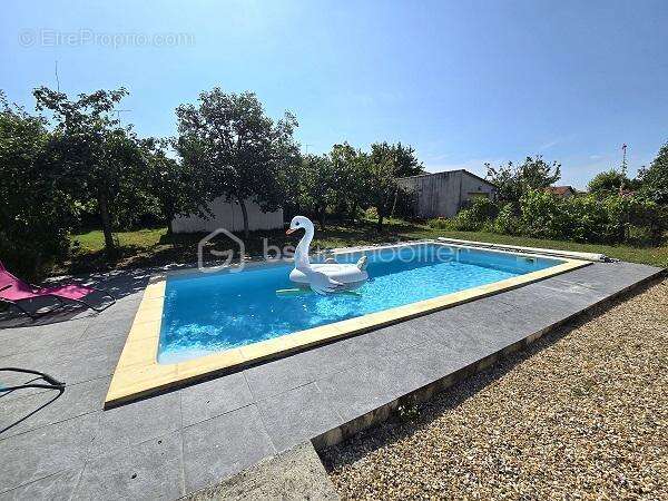 Maison de 120 m2 avec 4 chambres, 2 salles d'eau, une piscine sur un terrain de 828 m2 !!! - photo 4
