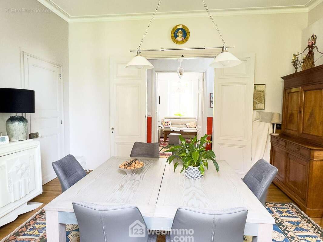 La lumière est traversante dans ces jolies pièces avec des hauteurs sous plafond à plus de 3m. - Maison à CHOLET