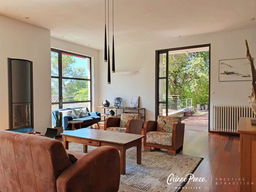 Superbe Villa contemporaine avec piscine proposée par Corinne Ponce Immobilier - photo 5