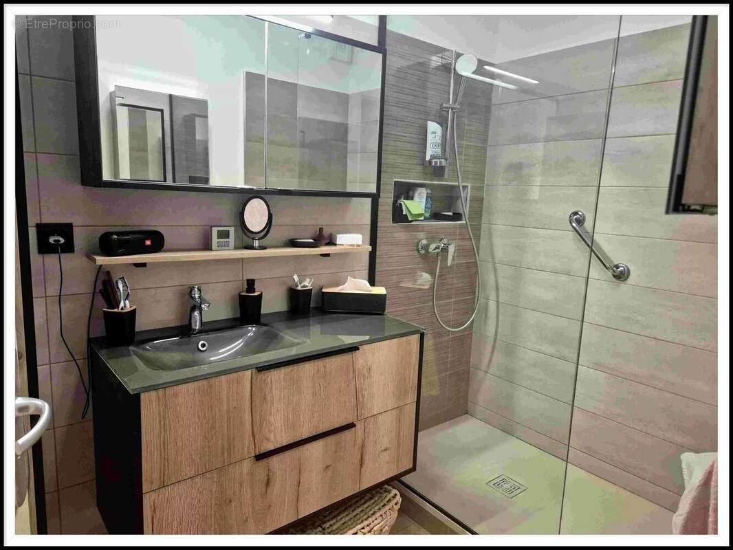 Appartement à BAGNOLS-SUR-CEZE