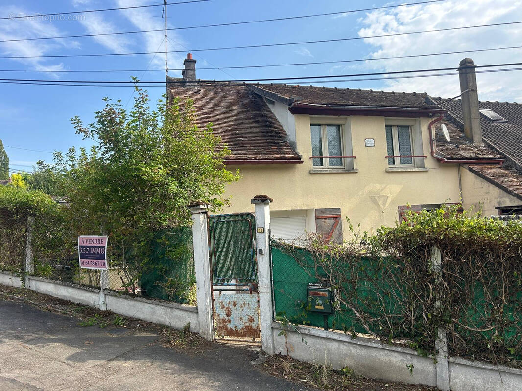Maison à ORMOY-LA-RIVIERE