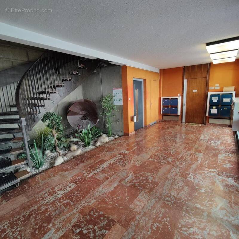   - Commerce à LYON-7E