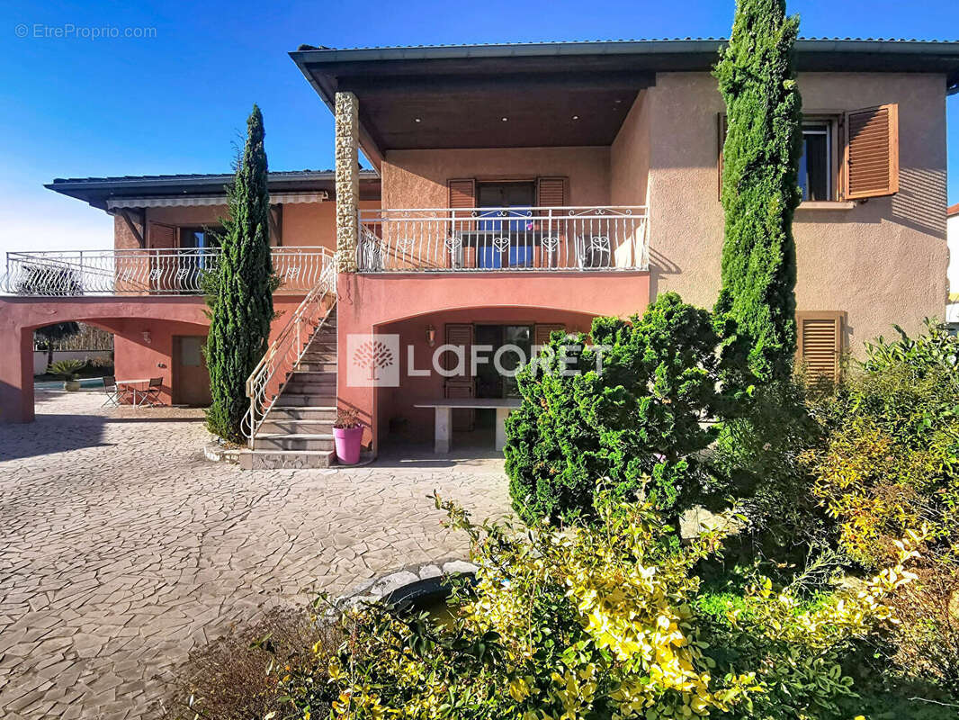 Maison familiale avec piscine, beaux volumes et espace indépendant - photo 2