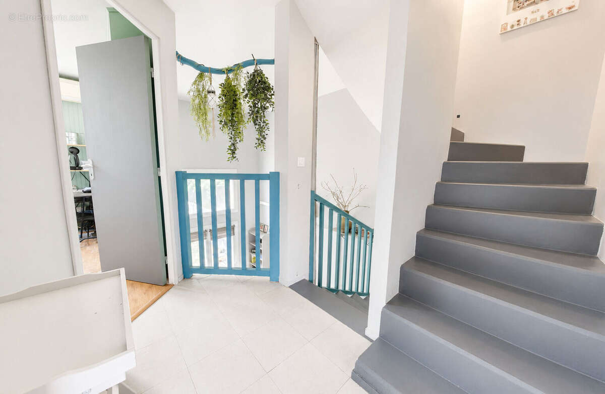 Roissy en Brie - Maison 5 chambres avec terrasse, jardin et garage - DPE C - photo 5