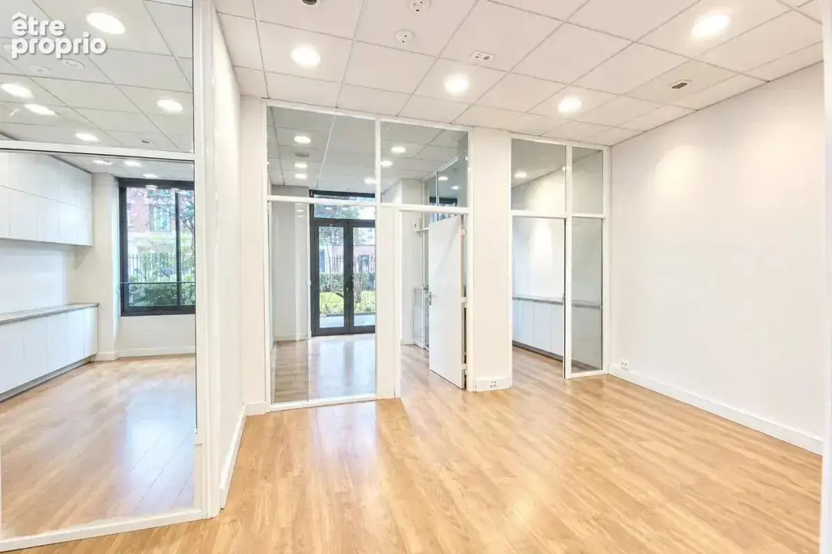Corpimmo vous propose en exclusivité la vente d'une surface commerciale de 78 m² (carrez) de plain pied traversante, accessibili - photo 2
