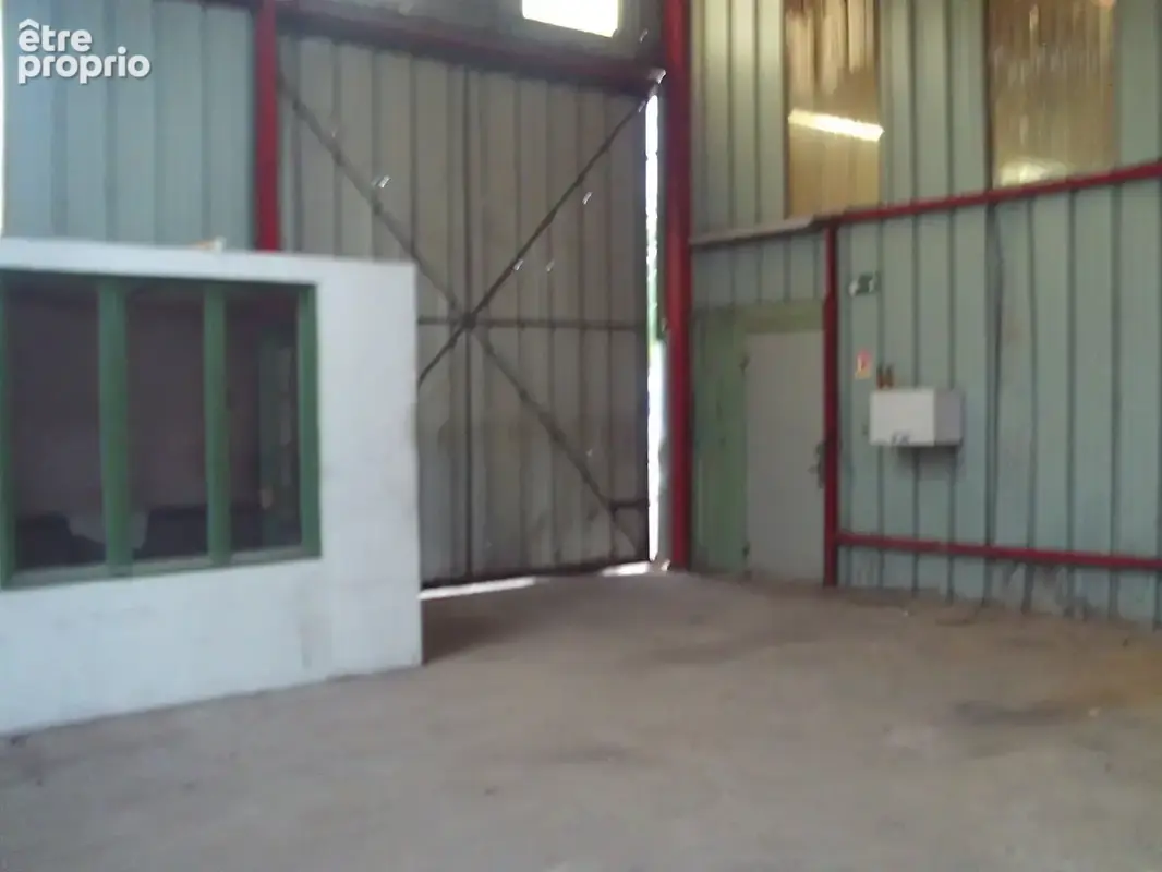 Local d'activités et entrepôt de 1140m² en parpaing et tôles galvanisées - photo 7