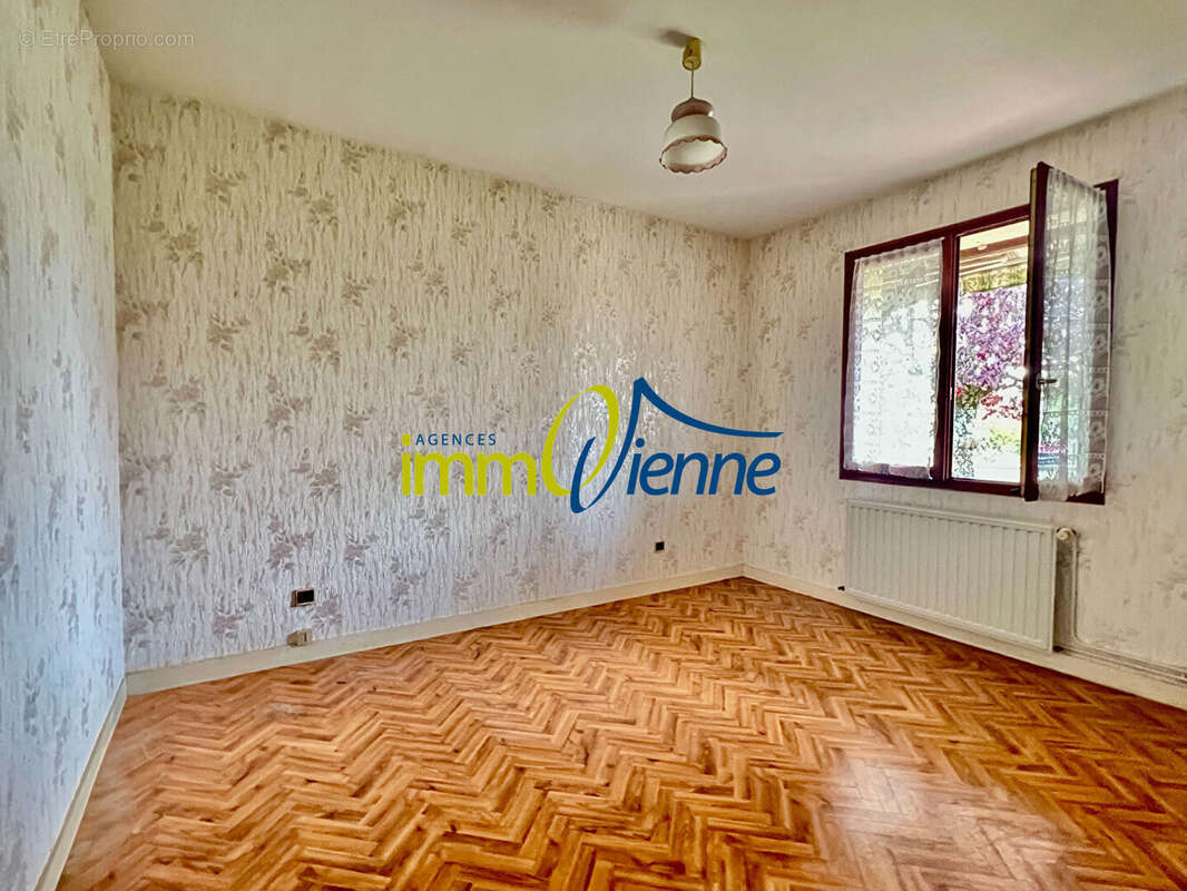 Maison à LUSSAC-LES-CHATEAUX