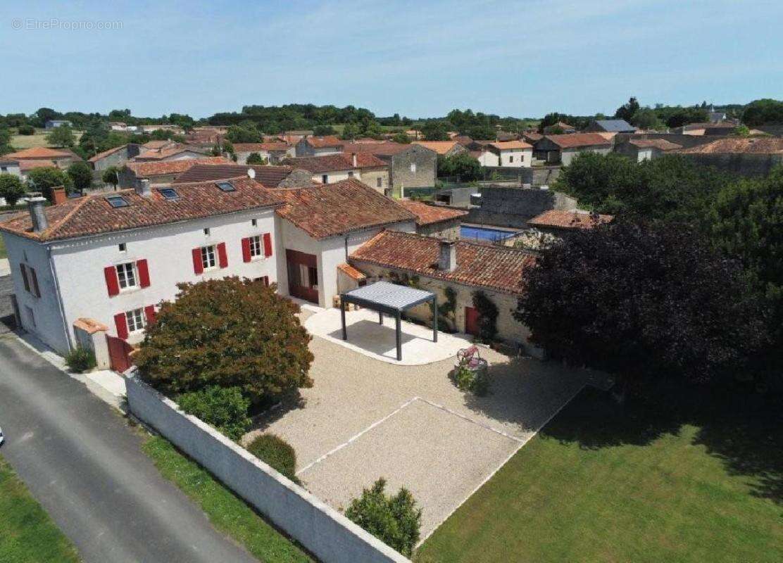 Maison 214 m² à Aigre  - photo 2