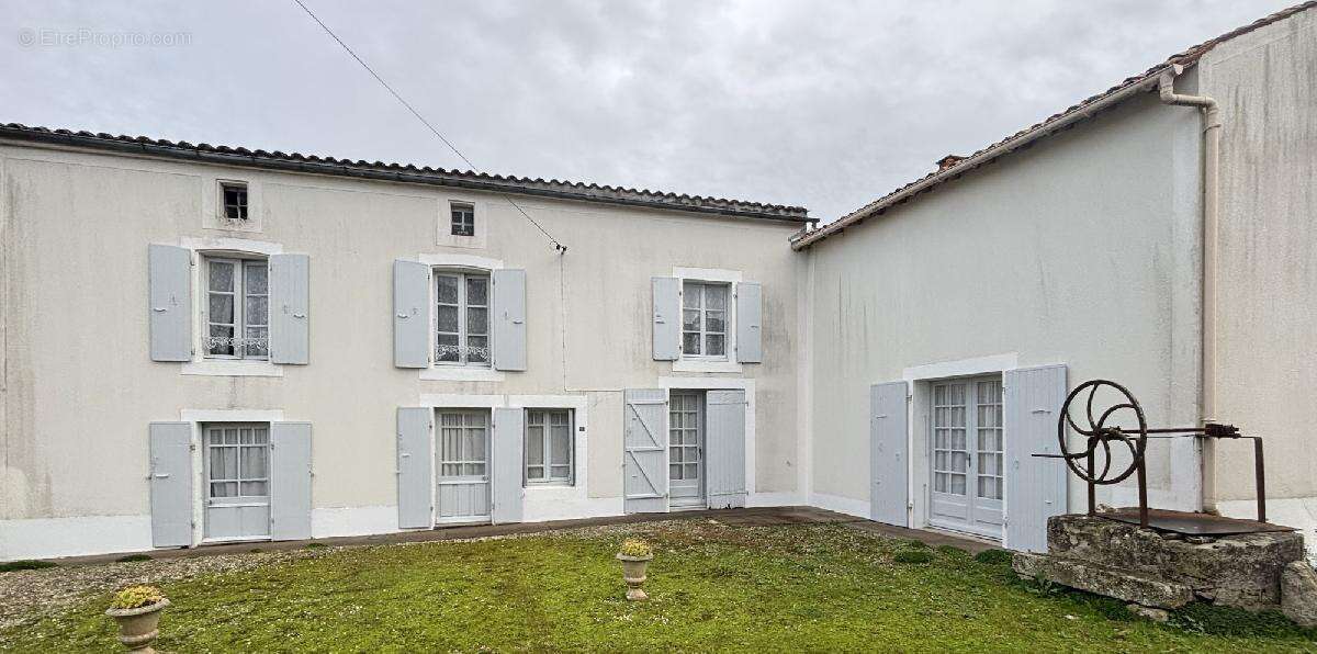 Maison à MAUZE-SUR-LE-MIGNON