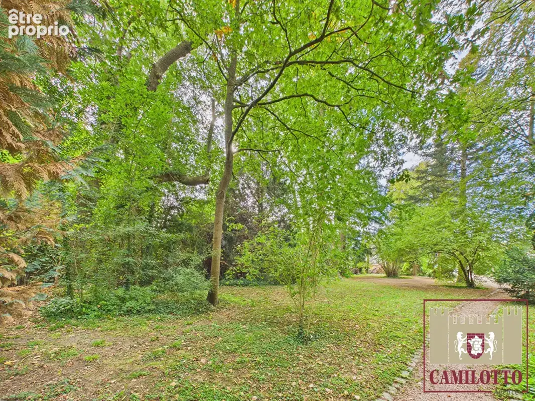 Propriété ancienne sur un terrain de 2800 m² - photo 2