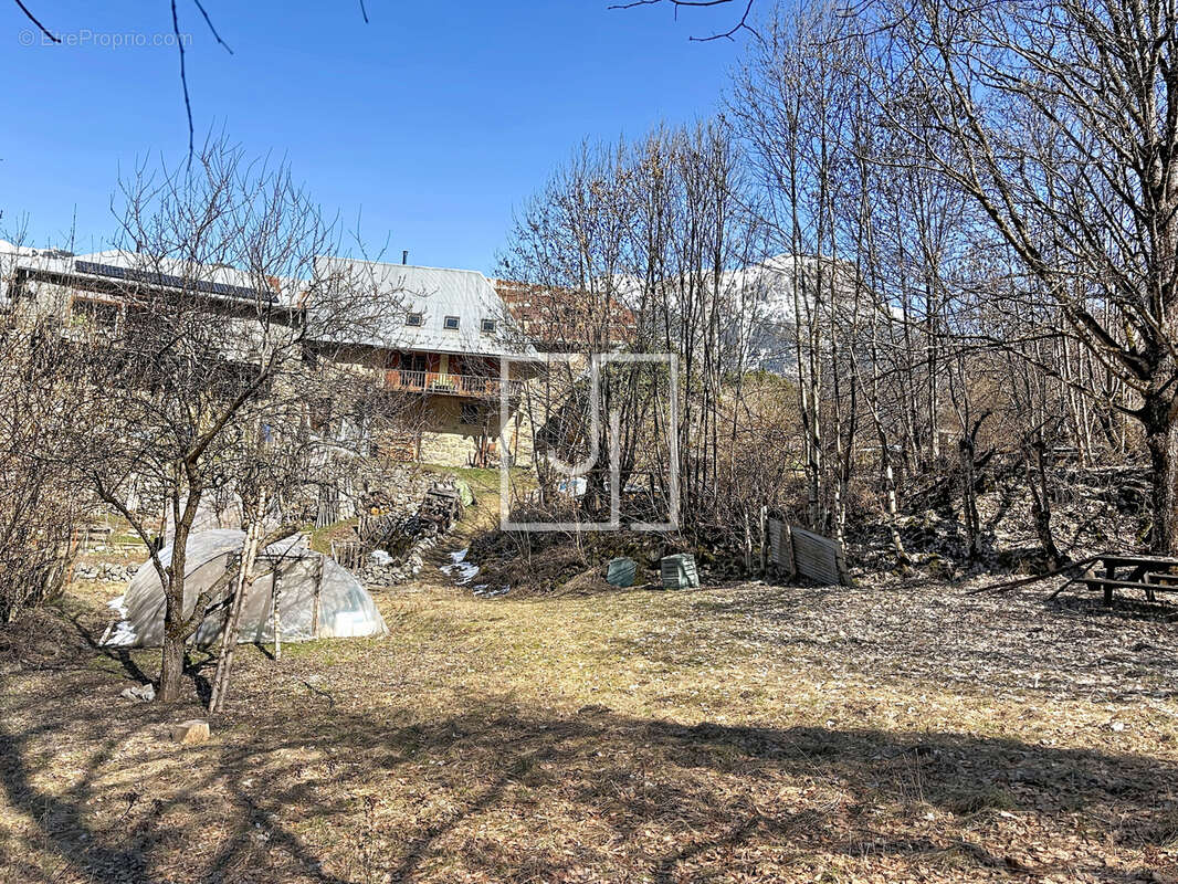Maison à LE LAUZET-UBAYE