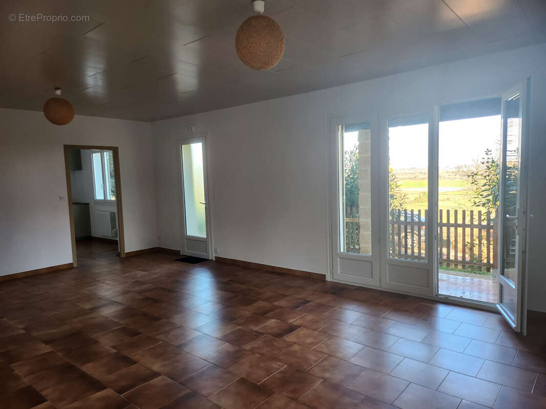 Maison à MONTAREN-ET-SAINT-MEDIERS