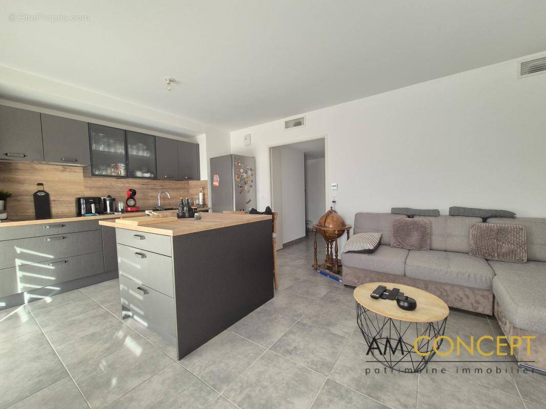 Appartement à CHATEAUNEUF-VILLEVIEILLE