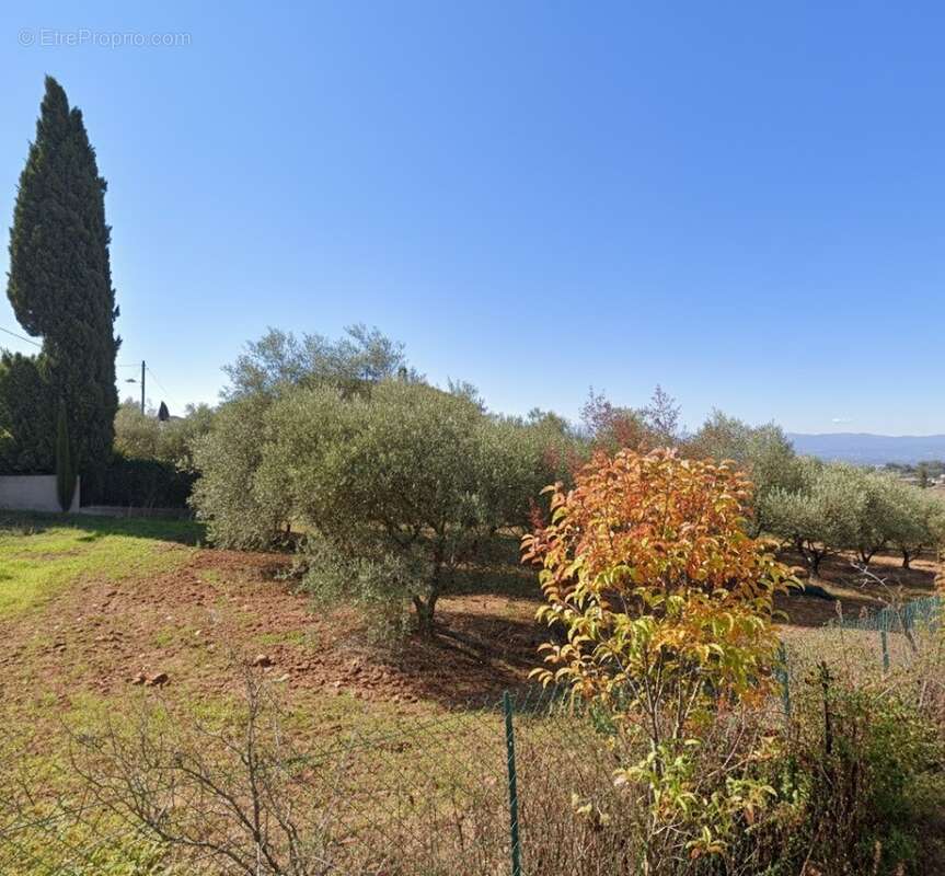 Terrain à POURRIERES