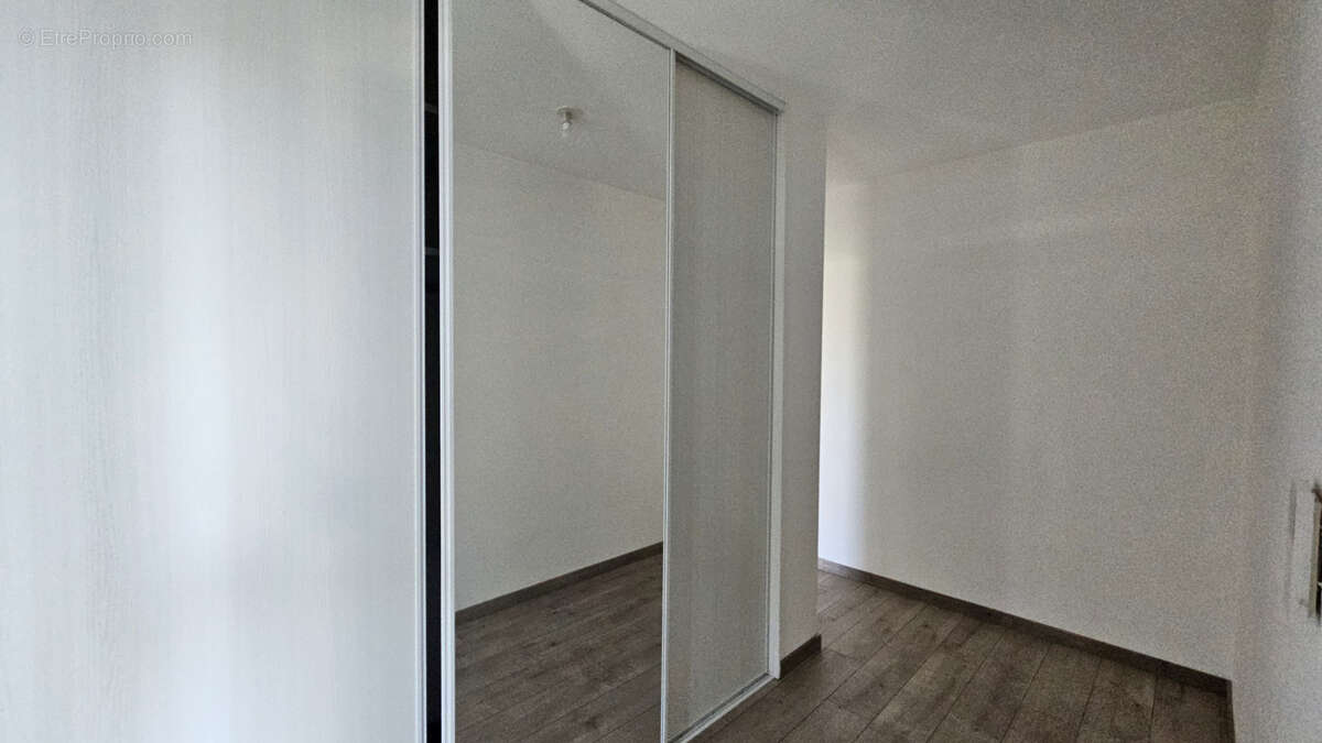 Situation idéale pour cet appartement (73 m2) récent, avec terrasse et stationnement. - photo 7