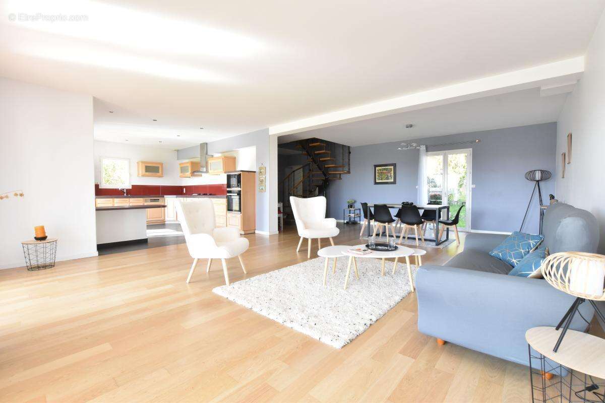 Grande maison familiale avec piscine '- idéale installation rapide cadres mutés - A 20 min de Lyon via A450 - DPE : B - photo 3