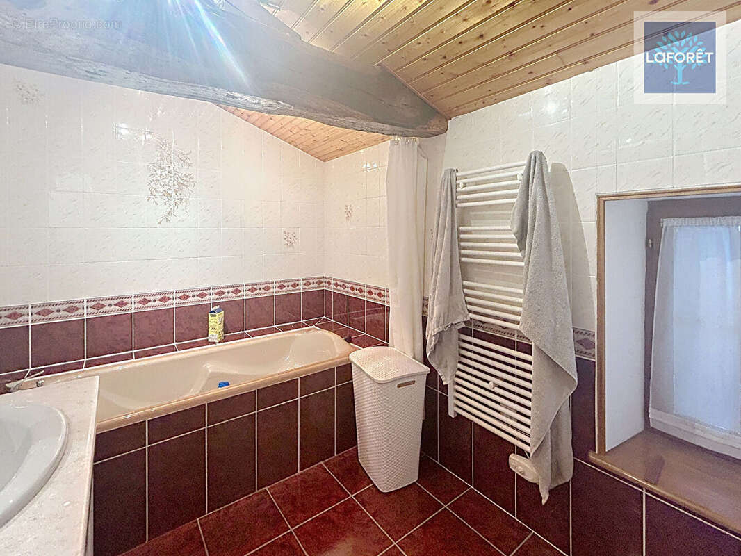 Maison à BUSSAC-FORET