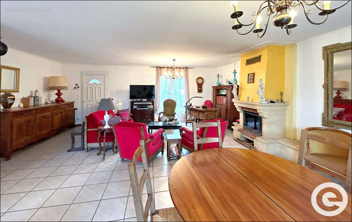 Maison à AILLANT-SUR-THOLON