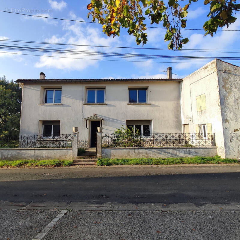 Maison à BRIZAMBOURG